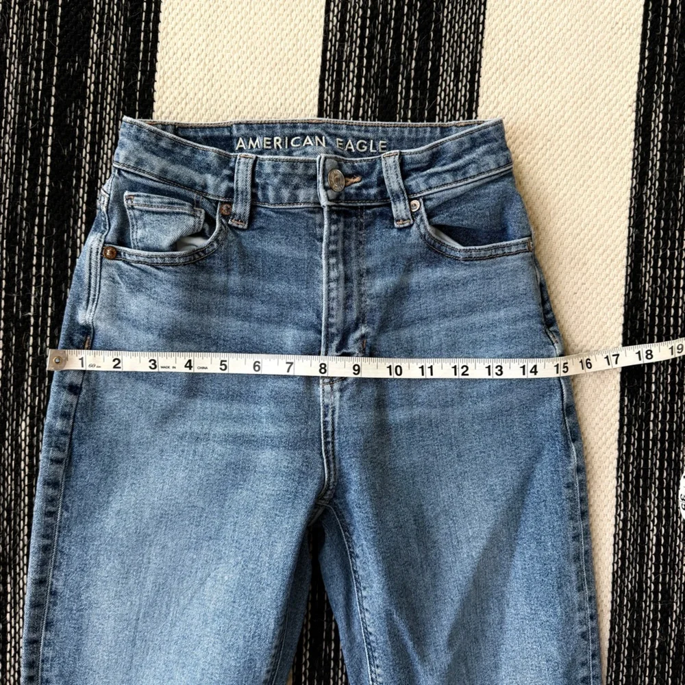 American Eagle Women's Light Blue Stretchy Mom‎ Jeans Size 0